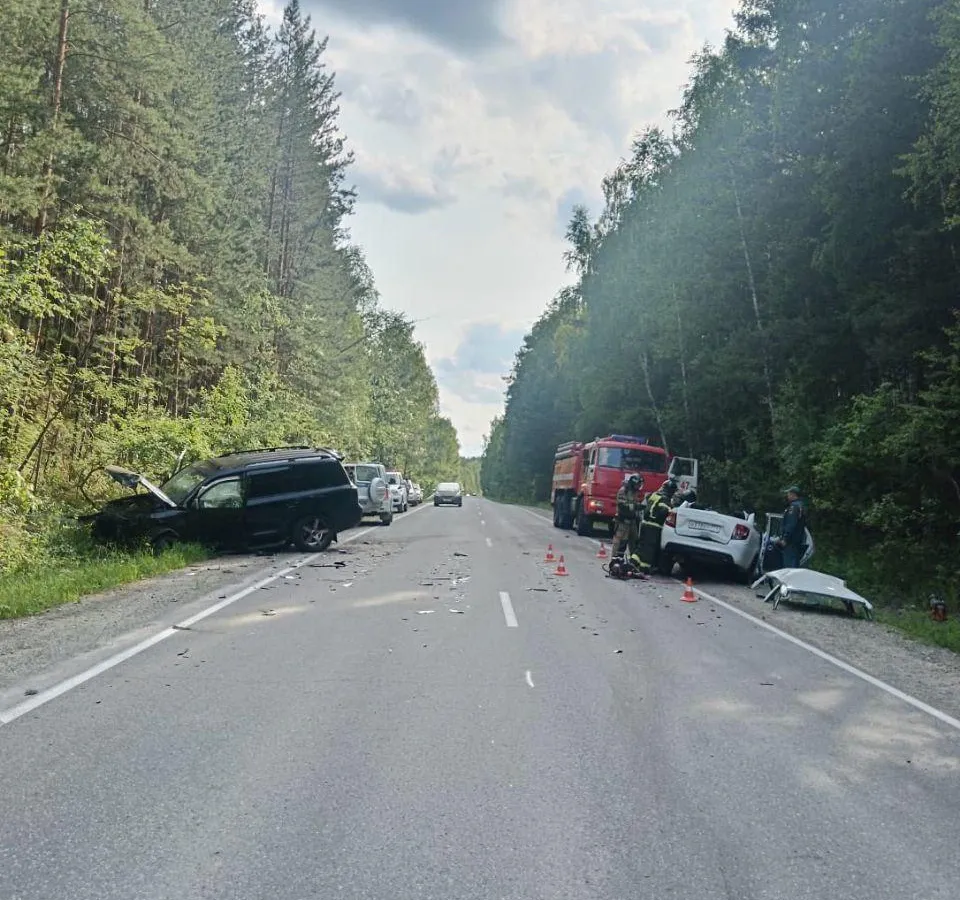 Смертельное ДТП в Челябинской области: Land Cruiser при обгоне врезался в "Гранту"