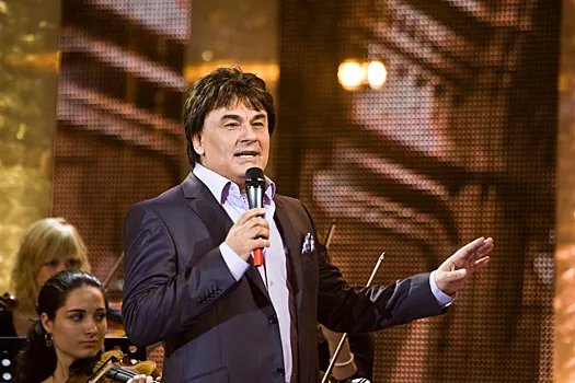 Чуть не упал со стула: Александр Серов запретил всем женщинам целовать его руки на концерте