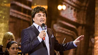 Чуть не упал со стула: Александр Серов запретил всем женщинам целовать его руки на концерте