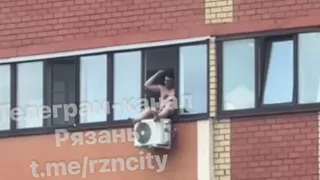 В Рязани полицейские опросили вылезшего в окно 12-го этажа жителя