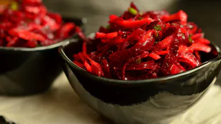 Перестала варить свеклу на салаты: повар научил готовить свеклу вкуснее и проще, как они у себя в ресторане делают