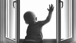 Трое детей выпали из окон в Брянской области