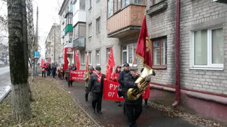 В Володарском районе Брянска прошло шествие  в честь 100-летия Октябрьской революции