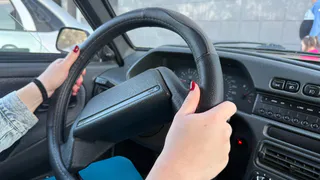 Почему держать руки на руле в позиции на "10" и "2" часа - неправильно: автоэксперт назвал оптимальный хват