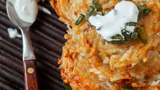 Хрустящая капуста с чесноком в духовке — почти чипсы, но без калорийного картофеля: овощная закуска