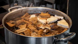 Нужно ли сливать «первую воду» при варке мяса: поделился шеф-повар - запомните это раз и навсегда