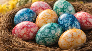 Мраморные яйца за 3 минуты: пасхальный лайфхак, который реально работает - получается волшебный узор