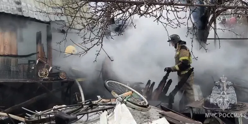 В Пензе на улице Демьяна Бедного вытащили мужчину из горящей бани