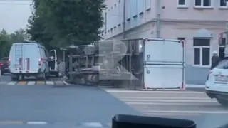Работает МЧС: в центре Рязани перевернулся грузовик