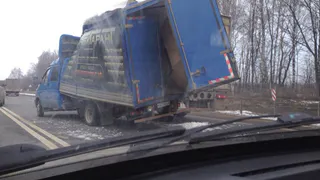 Под Рязанью в ДТП у "Газели" раскололся кузов