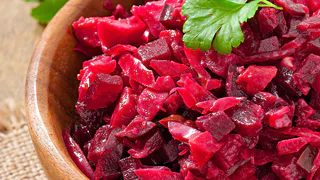 Вкусный салат со свеклой: у домашних от него за ушами трещит — простой и быстрый рецепт