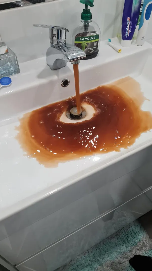 «Спасибо за квас!»: нижнекамцы показали, какая вода течет из кранов в