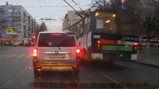 Водитель троллейбуса проигнорировал "красный" и чуть не сбил пешеходов