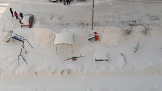 Вывалили на детскую площадку: как на улице Песоченская коммунальщики снег убирали