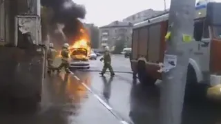 Загоревшийся автомобиль на Свободе: огонь перекинулся в салон за считанные секунды