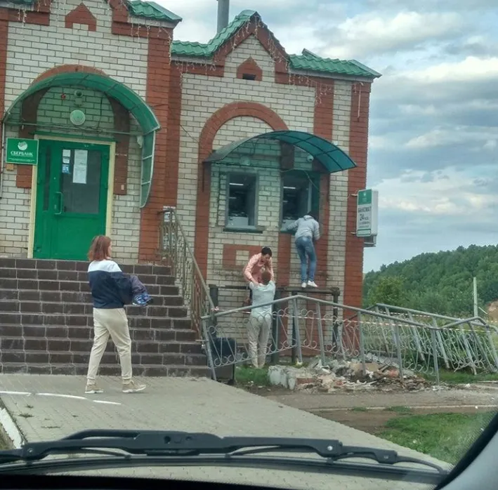 Деньги на высоте: в Камских Полянах люди прыгают до банкомата
