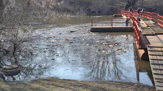 Река возле Кремля утопает в мусоре