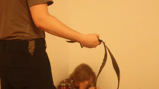 Отец избил дочку за взлом копилки: психолог пояснил, почему взрослые причиняют боль собственным детям