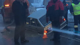 Во Владимирской области легковой автомобиль провалился под асфальт