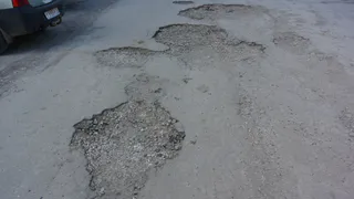 На Московском шоссе ямы поджидают водителей на каждом повороте