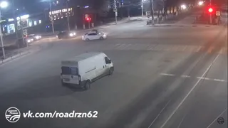 На перекрёстке улиц Маяковского и Есенина столкнулись две легковушки