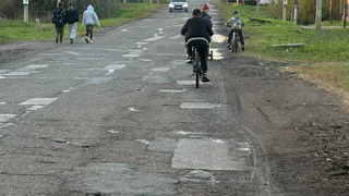 Жители Нижнекамска просят построить тротуар для безопасности школьников