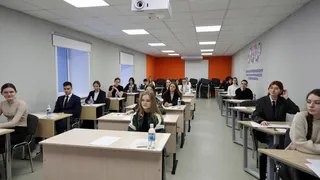 56 школьников региона боролись за выход в федеральный этап олимпиады по обществознанию