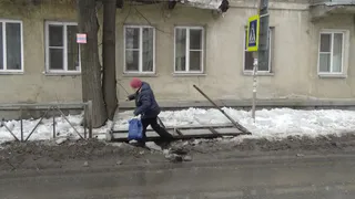 На улице Лермонтова обвалившийся балкон загородил тротуар. Люди идут по проезжей части