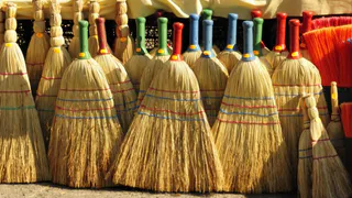 Просто приклейте на веник скотч: Умные хозяйки каждые выходные так делают — и бед не знают