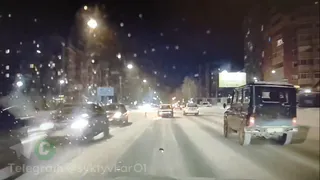 В Коми на оживленной улице у отечественного авто оторвалось колесо