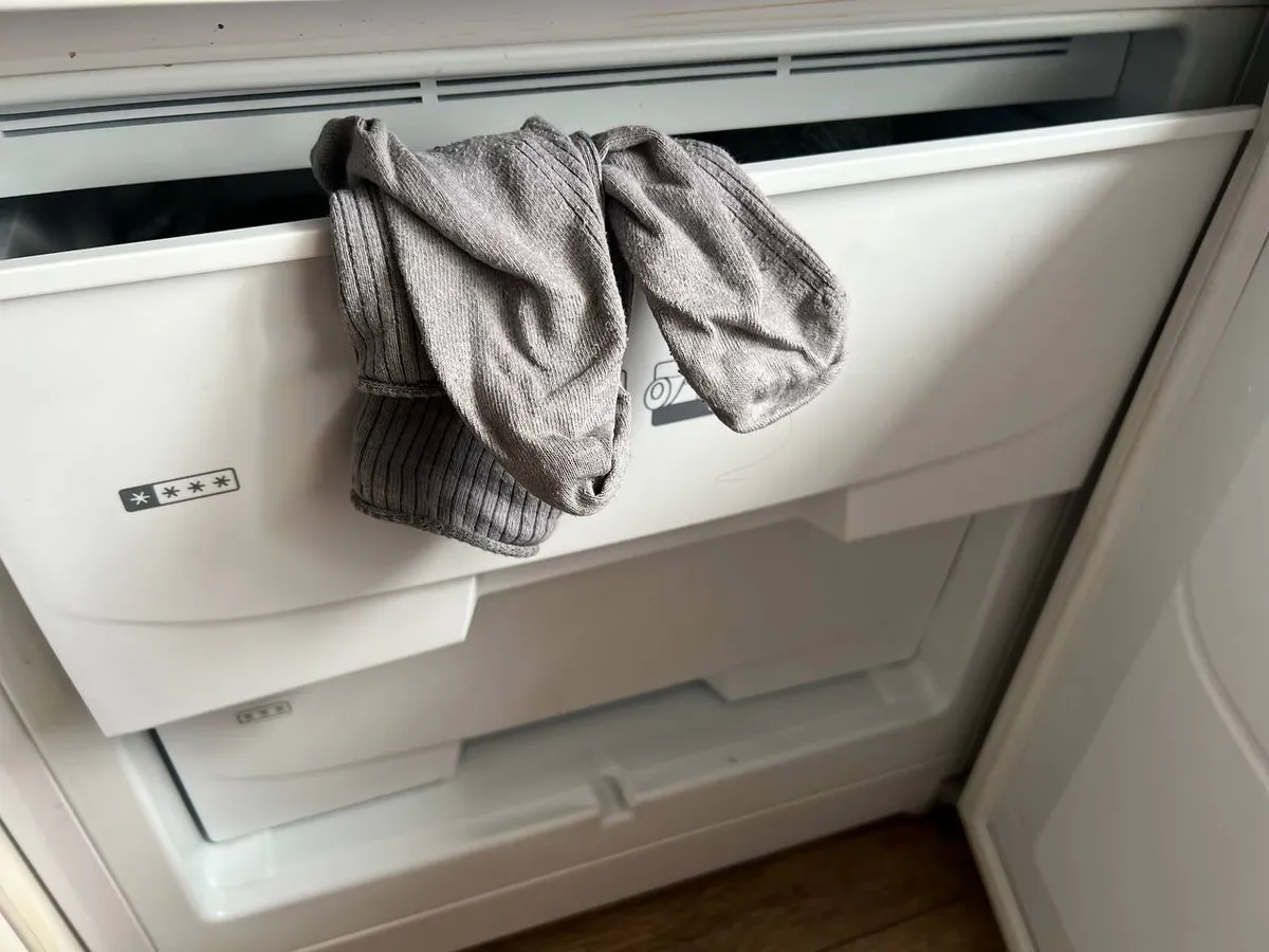 "Отправь носки в морозилку", - сказал муж перед сном: звучит странно, но это решение нашей семейной проблемы