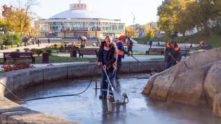 Сезон закончился: рабочие моют рязанские фонтаны, чтобы закрыть их на зиму