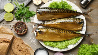 Скумбрия в бутылке, как копченая: просто кладу тушку в бутылку и заливаю маринадом - и никакой химозы