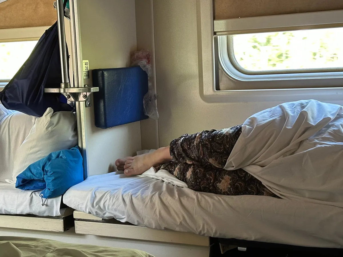 Выкупил всё купе в поезде для себя. Проводник назвал меня эгоистом — а я считаю это гениальным решением