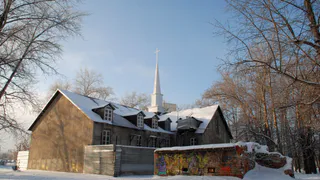 «Здесь мог бы быть курорт»: депрессивный городок с особенной архитектурой, который просится на открытку