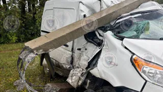 В Чебоксарах микроавтобус снес бетонный столб