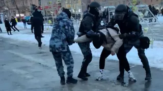 Умоляли отпустить: в сети появилось видео, как бойцы ОМОНа жестко задержали подростка