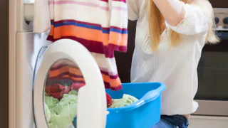 Достаю пуховик из стиральной машины как новый: кладите в барабан куртки без страха - 5 лайфхаков от опытных хозяек