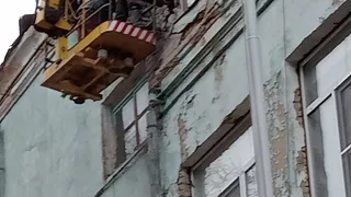 В Кольчугино экстренно ремонтируют обрушенный фасад школы №6