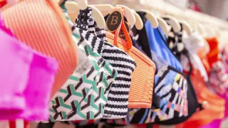 Роскачество проверило купальники: десятки брендов не прошли тесты