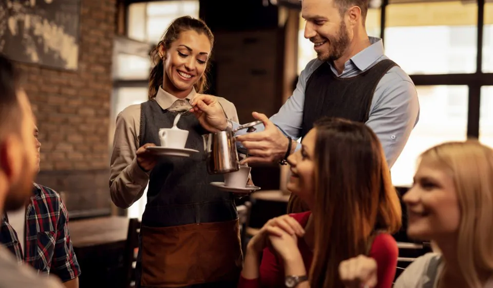 «13 лет отпахала официанткой»: за 7 минут понимаю, кто перед мной - бедняк, хам или жадина