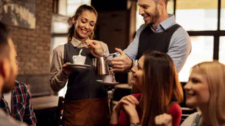 «13 лет отпахала официанткой»: за 7 минут понимаю, кто перед мной - бедняк, хам или жадина