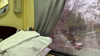 «Пассажир с нижней полки не дал мне положить вещи под свою полку»: только потом узнала у кого есть право на место под нижней полкой