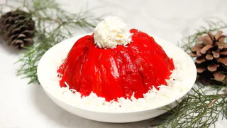 «Оливье» в прошлом: на Новый год-2025 удивите гостей салатом «Шапка Деда Мороза» и покорите Зеленую Змею