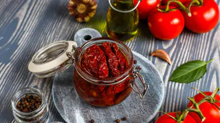 Вяленые томаты, сливы, баклажаны на зиму: три легких рецепта