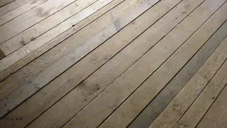 Доски, которые не гниют сто лет: дедовский способ обработки, о котором все давно забыли