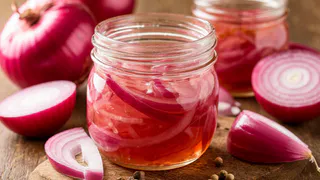 Как за 5 минут замариновать лук без уксуса? Кулинары поделились шикарным рецептом
