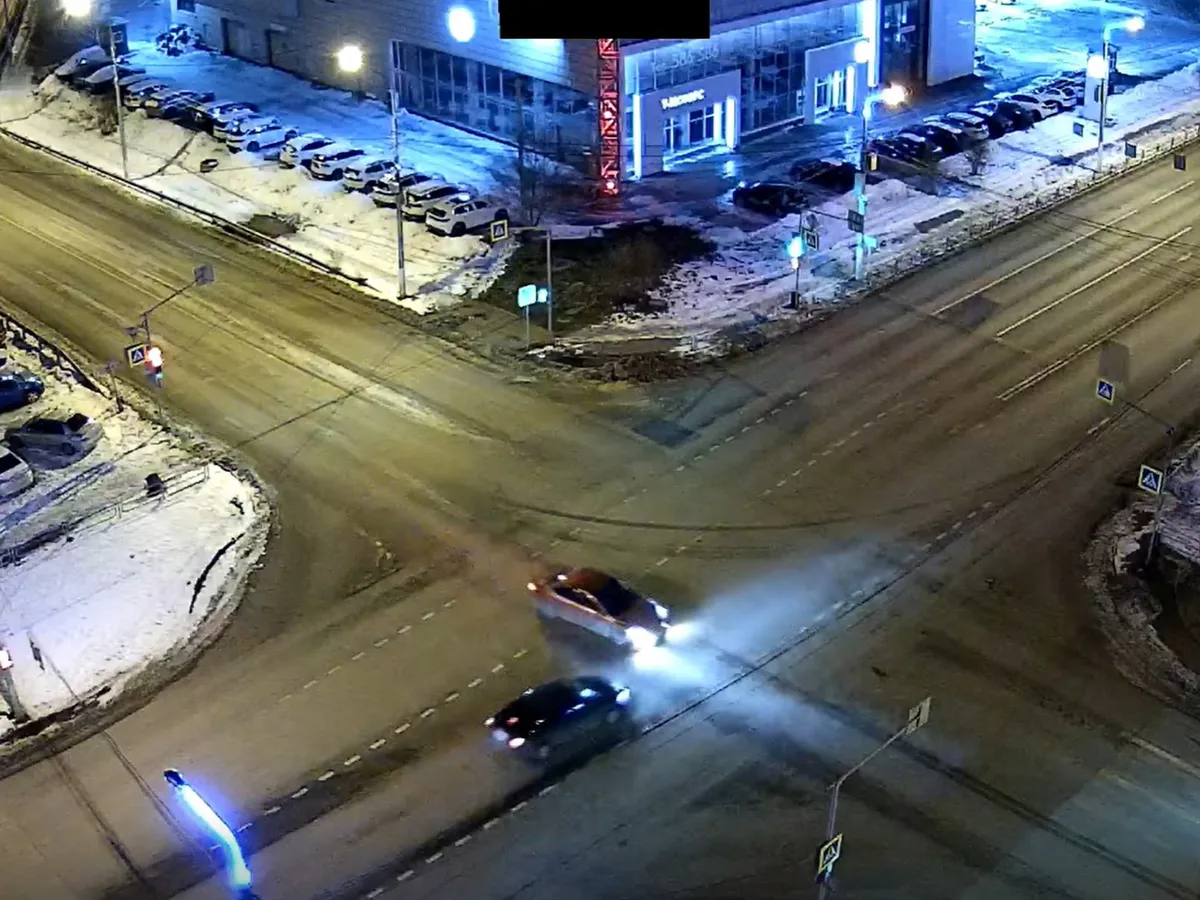 Авария на перекрёстке произошла в Магнитогорске: водитель выехал на красный свет