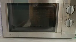 Микроволновку больше не мою: весь жир и брызги отходят сами, и делать ничего не надо - простой советский способ