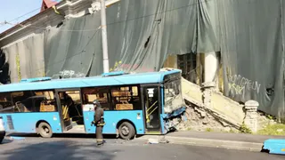 Автобус влетел на тротуар и упёрся в заброшенный ДК: жуткое ДТП в Брянске